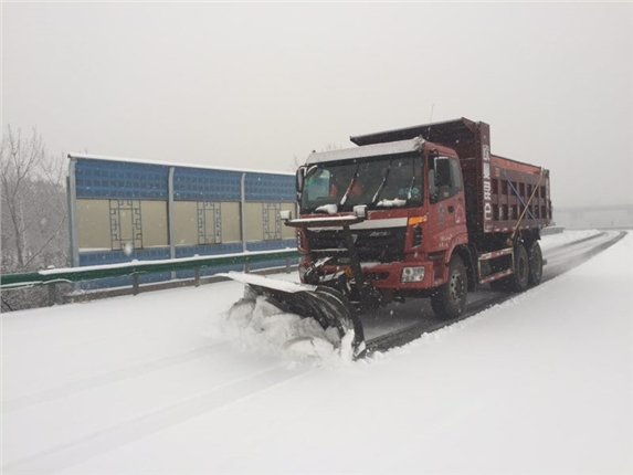 除雪车辆上路，陈宁  微信图片_20200105173516.jpg