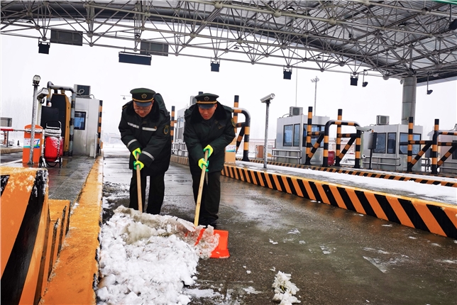 唐津高速田庄收费站齐心合力除雪保畅通图3  杨楠.jpg