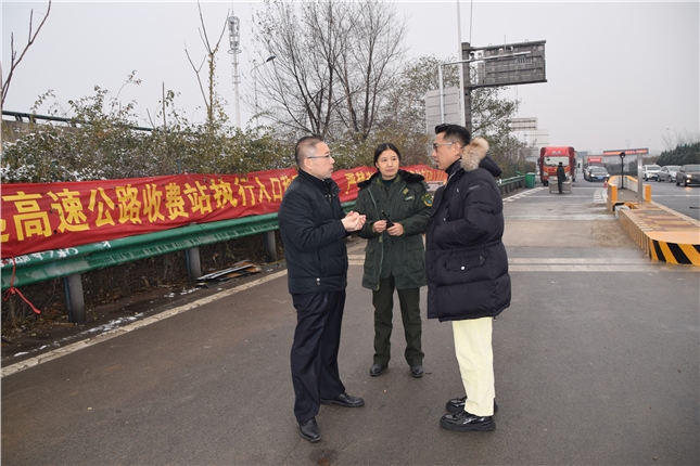 集团公司高速运营部副主任王伟一行到南新城站现场调研入口称重检测工作-南新城站-李森_副本.jpg