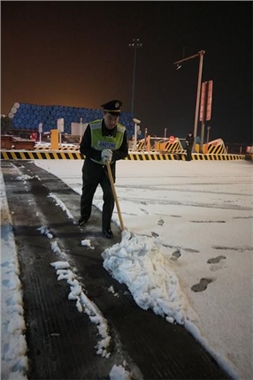 除雪工作干在前，清理车道保安全.jpg