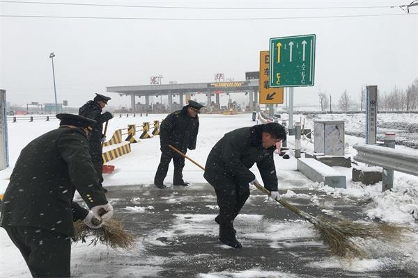 清除积雪，我们在行动1.jpg