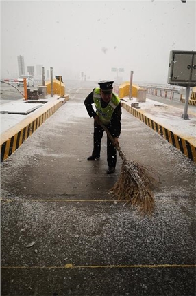 衡德公司龙华收费站C班党员带头及时清扫路面积雪.jpg