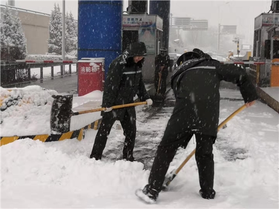 2020年1月5日，石太高速南新城收费站留营职工铲除积雪，为道路开通做好准备。魏玲丽摄.jpg