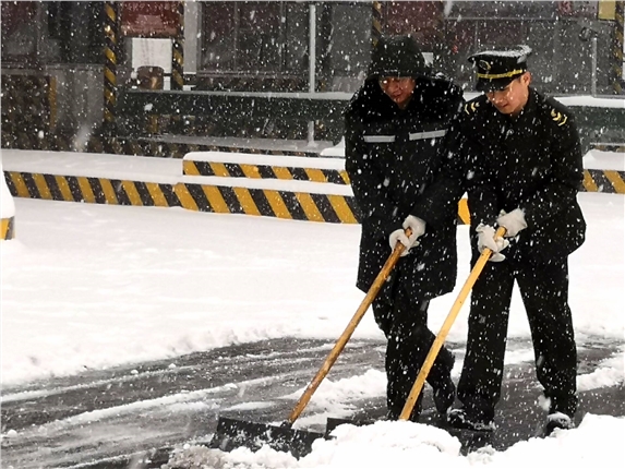 清理积雪保障畅通.jpg