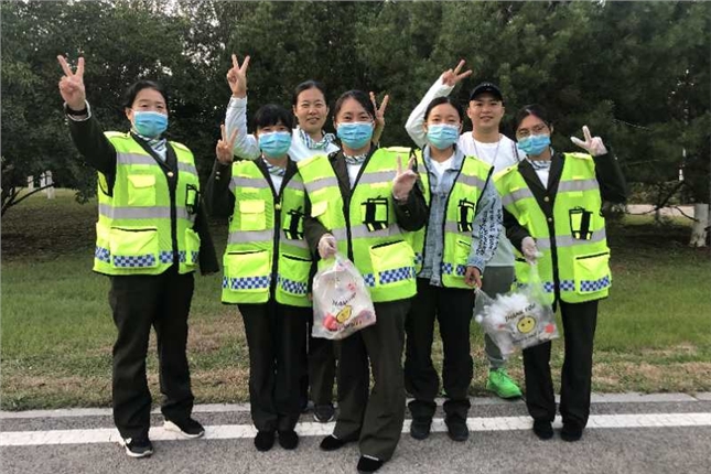 唐津高速唐山南站： 组织员工到公园捡拾白色垃圾4.jpg