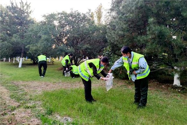 唐津高速唐山南站： 组织员工到公园捡拾白色垃圾2.jpg