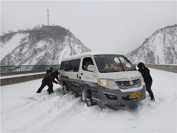 王泽昊---帮助车辆雪中脱困.jpg