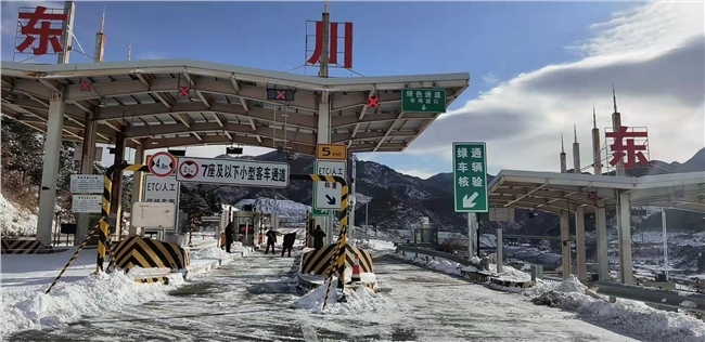 米文军---雪后的东川站区.jpg