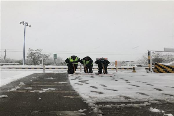 《除雪保畅》张岳.JPG