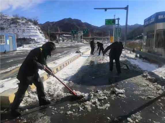 米文军---清理车道内积雪.jpg