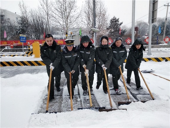 10 2019年2月14日雪天我们在行动石清路站 王萌摄.jpg