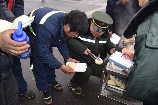 5 2018年1月22日，为司乘人员提供延伸服务-南新城站-李森 (3).JPG