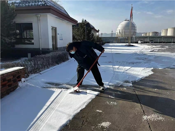 刘轩宇---清理庭院积雪.jpg