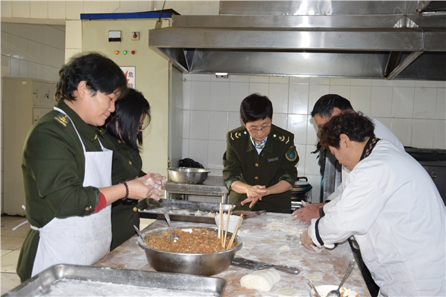 2021年12月21日 秀林站后勤职工到食堂包饺子 苏玮豪_副本.jpg