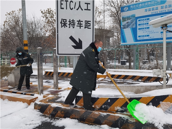 党员行动走在前 除雪路畅_副本.jpg