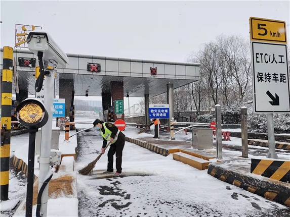 瑞雪兆丰年 除雪保畅进行时_副本.jpg