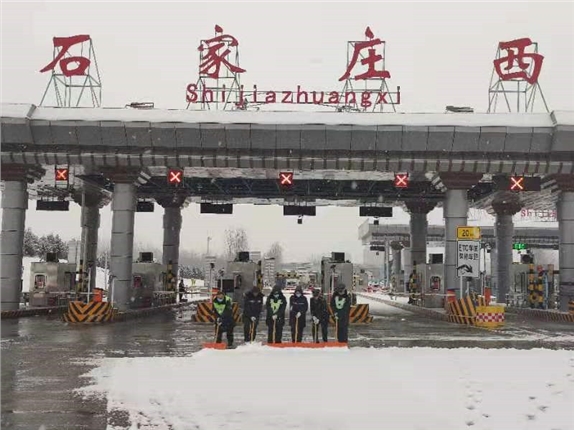 众志成城除积雪 齐心协力保畅通_副本.jpg