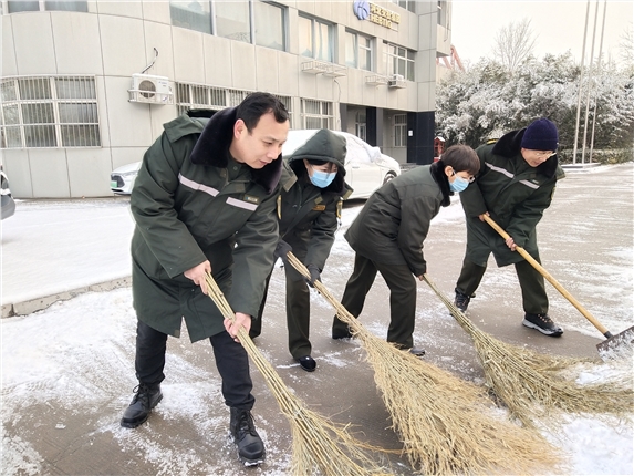 099石家庄北《石家庄北站组织西古城站留守职工清扫站区积雪》（杨晓敏拍摄）_副本.jpg