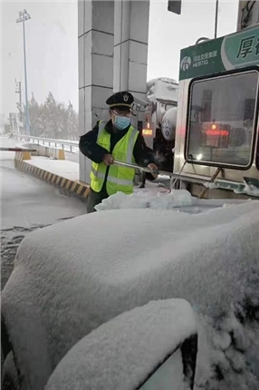 《车顶除雪》作者：张岳.jpg