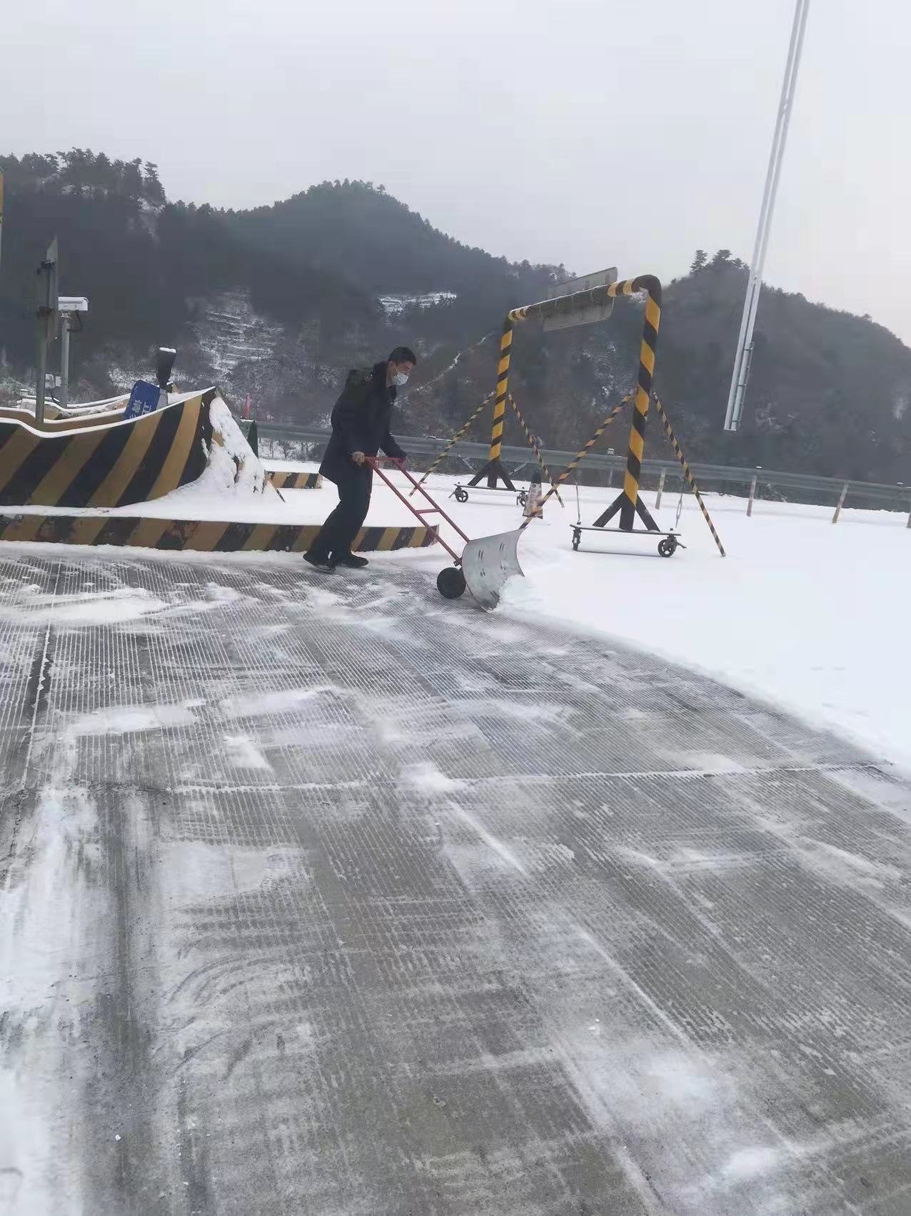 米文军---除雪保畅我先行.jpg