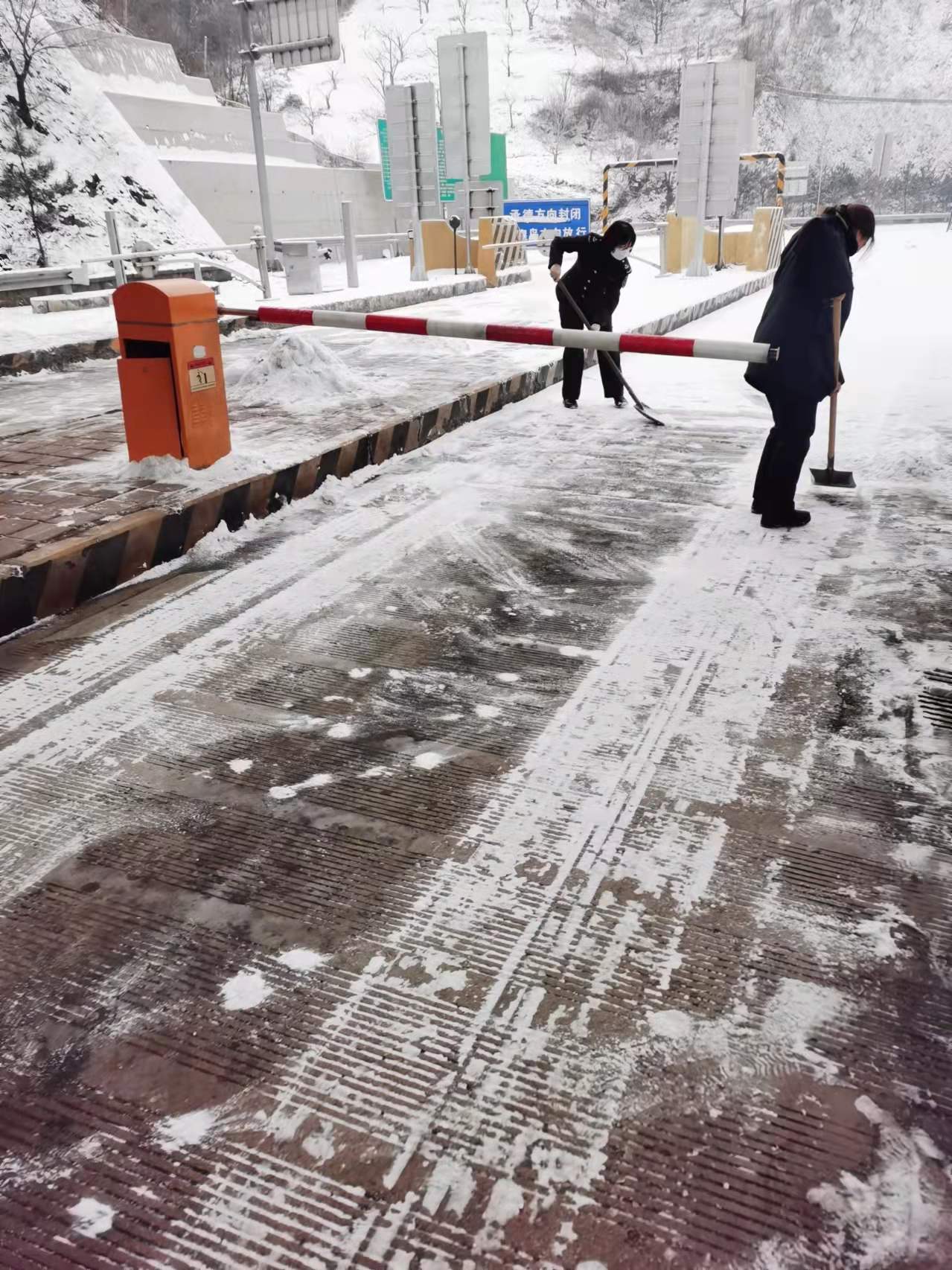 米文军---清理车道内积雪.jpg