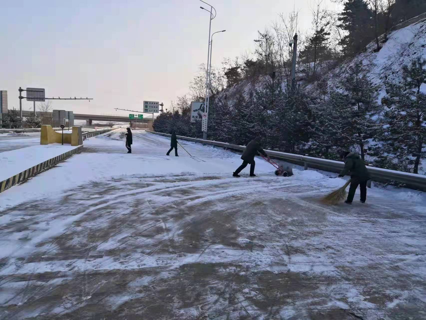 秦晓静---清理外广场积雪.jpg